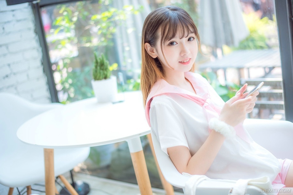 “是。”虽然不明白发生了什么事，管家也没干多问，连忙躬身答应一声，带了几名家丁前往刘璝的岳父那里准备接人，只是刘璝的夫人已经先一步离开，并没有接到，当这件事情被管家告知刘璝之后。